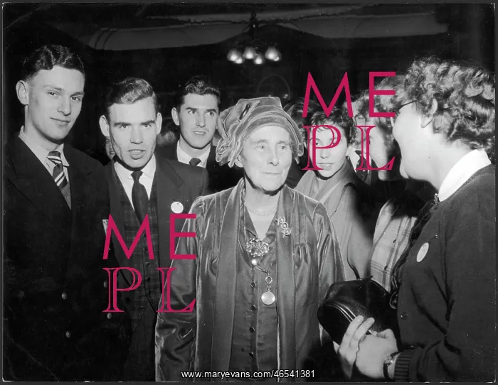 : Margery Fry and students : Margery Fry and students