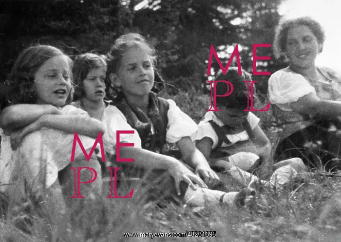 : Maria Schell with her mother and siblings : Maria Schell with her mother and siblings