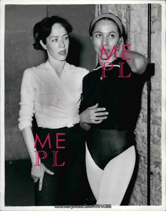 : Maria Tallchief and sister Marjorie, ballet rehearsal, Londo : Maria Tallchief and sister Marjorie, ballet rehearsal, Londo