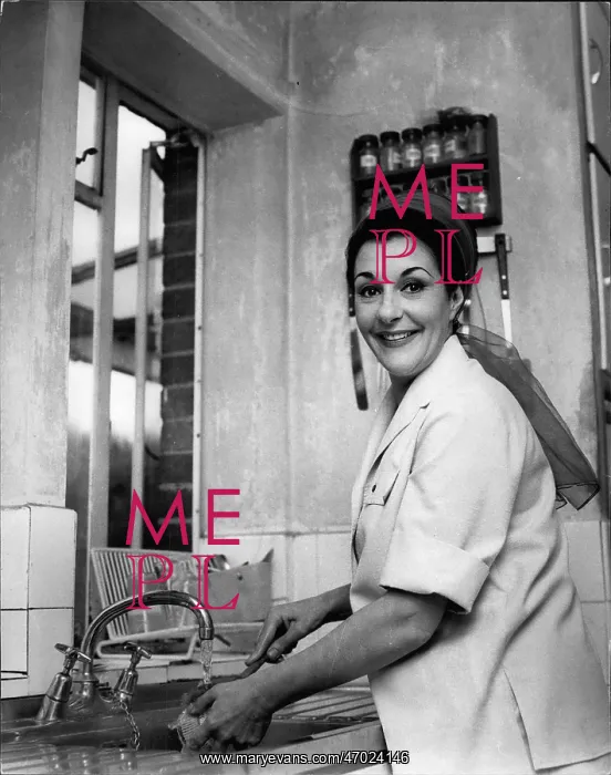 : Marie Collier, opera singer, doing the washing up at home : Marie Collier, opera singer, doing the washing up at home