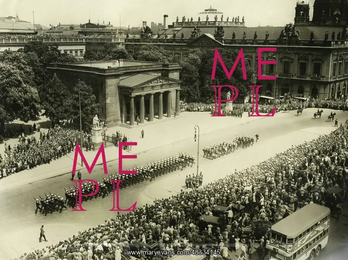 : Marine guard before the Prussian memorial in Berlin, 1932 : Marine guard before the Prussian memorial in Berlin, 1932