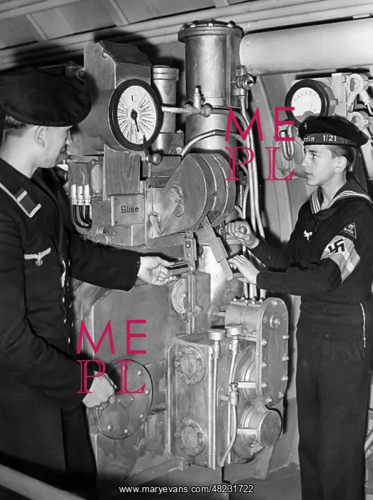: Marine-HJ members at an engine model in Berlin, 1942 : Marine-HJ members at an engine model in Berlin, 1942