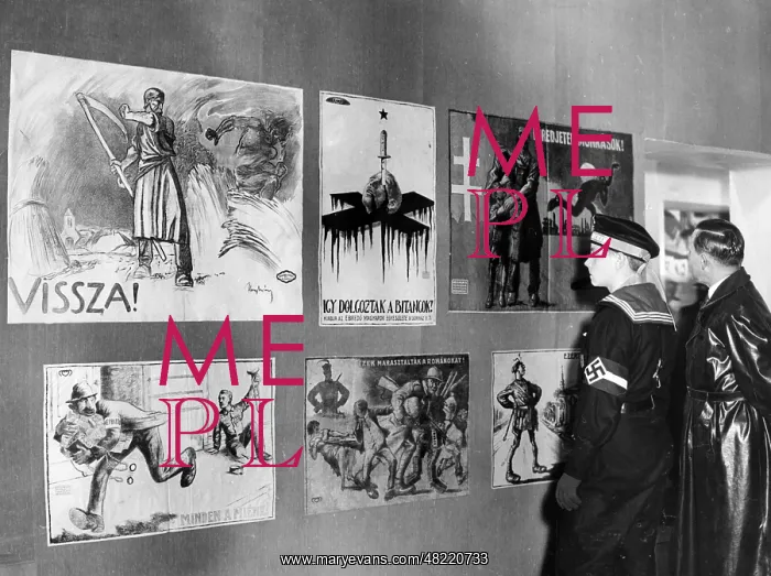 : Marine-HJ members before propaganda posters, 1936 : Marine-HJ members before propaganda posters, 1936