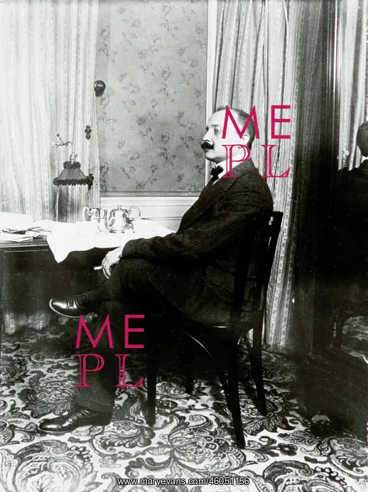 : Marinetti in his study : Marinetti in his study