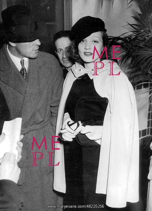 : Marlene Dietrich upon her arrival in Hollywood (1937) : Marlene Dietrich upon her arrival in Hollywood (1937)