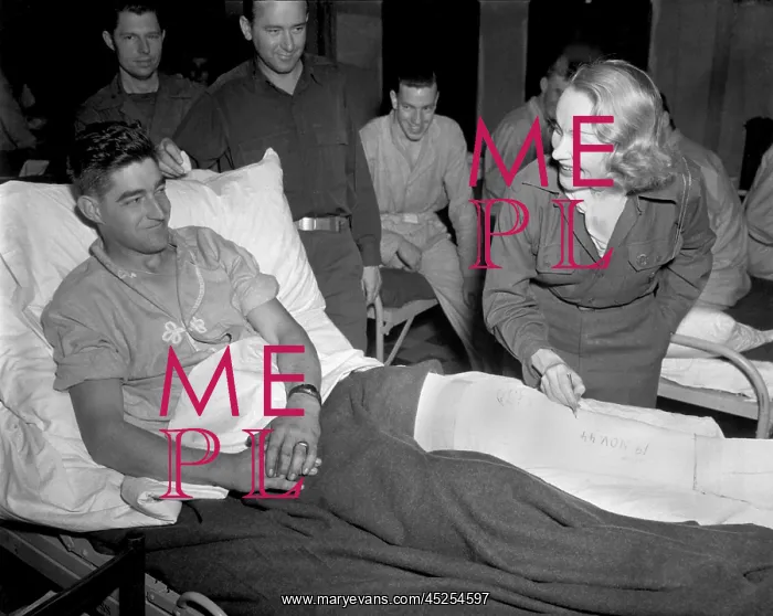: Marlene Dietrich, autographs the cast on the leg : Marlene Dietrich, autographs the cast on the leg