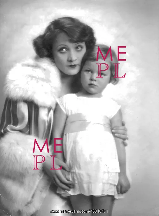 : Marlene Dietrich with her daughter, Maria, 1930 : Marlene Dietrich with her daughter, Maria, 1930