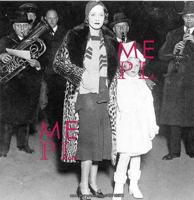 : Marlene Dietrich with her daughter Maria Sieber in Berlin, 1 : Marlene Dietrich with her daughter Maria Sieber in Berlin, 1
