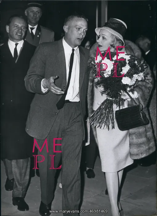 : Marlene Dietrich dealing with a drunken man, Berlin : Marlene Dietrich dealing with a drunken man, Berlin