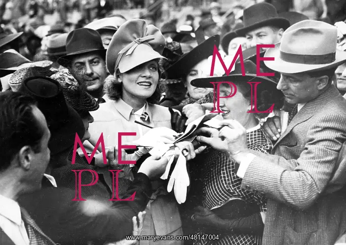: Marlene Dietrich gives autographs, 1939 : Marlene Dietrich gives autographs, 1939