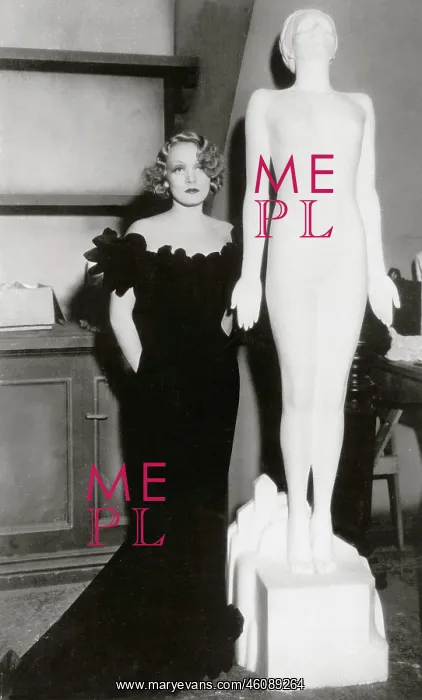 : Marlene Dietrich with a statue : Marlene Dietrich with a statue