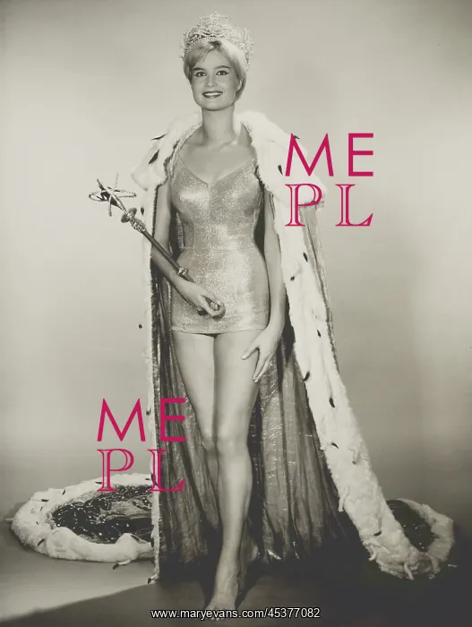 : Marlene Schmidt, Miss Universe 1961, holds : Marlene Schmidt, Miss Universe 1961, holds