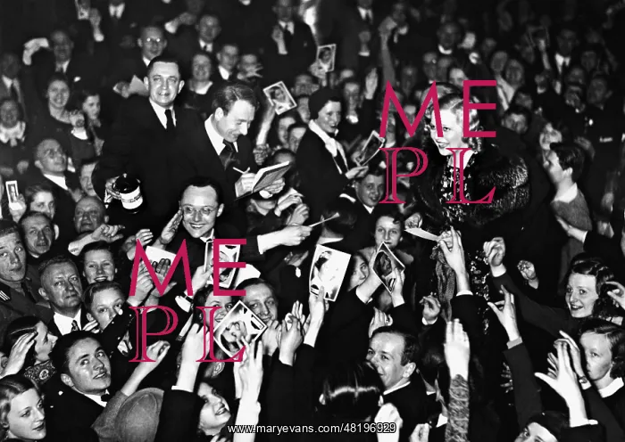 : Martha Eggerth and Paul Kemp give autographs, 1934 : Martha Eggerth and Paul Kemp give autographs, 1934