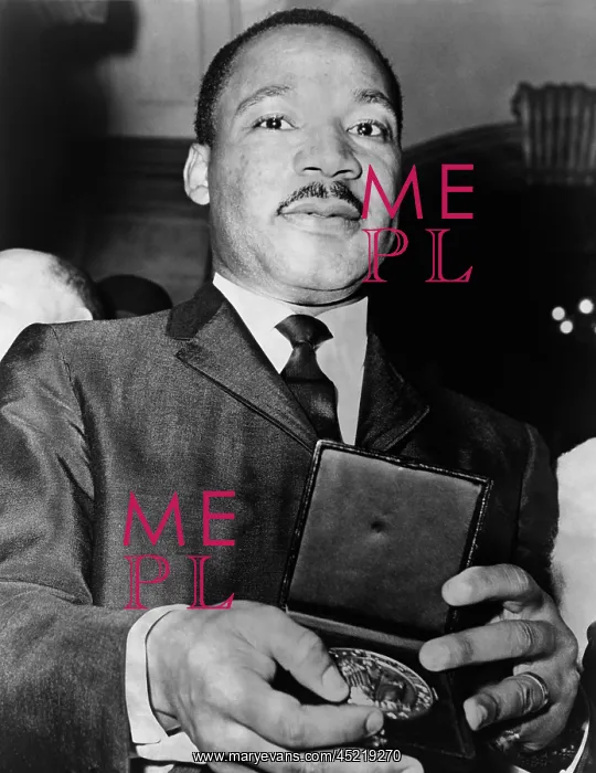 : Martin Luther King showing a medallion from ? : Martin Luther King showing a medallion from ?