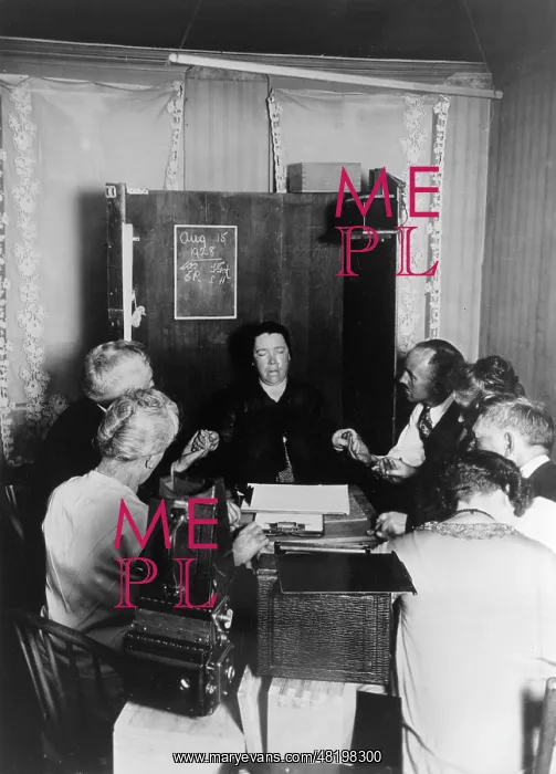 : Mary Marshall, medium, in seance, Winnipeg, Canada : Mary Marshall, medium, in seance, Winnipeg, Canada