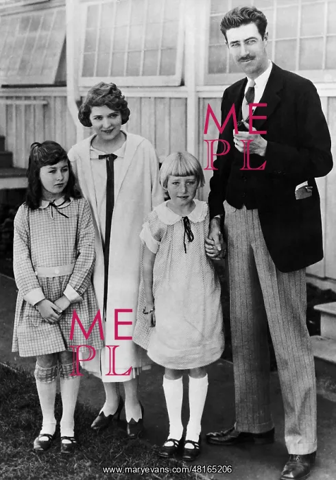  : Mary Pickford and William Beaudine with his daughters, 1925