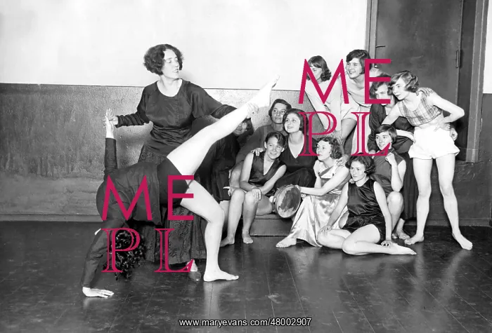 : Mary Wigman with dance students, 1927 : Mary Wigman with dance students, 1927