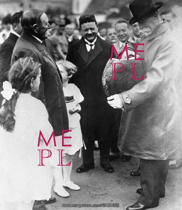  : Masaryk slices bread