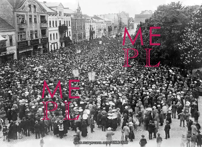 : Mass demonstration in Schneidemuehl, 1919 : Mass demonstration in Schneidemuehl, 1919