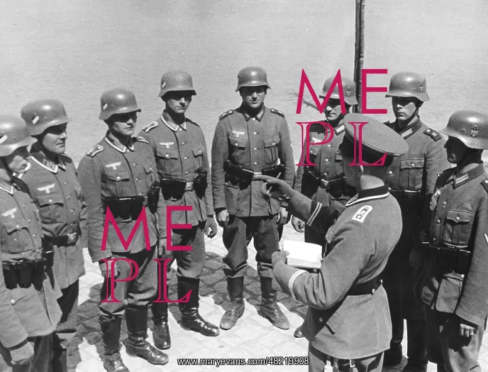 : A master sergeant gives instructions to infantrymen, 193 : A master sergeant gives instructions to infantrymen, 193
