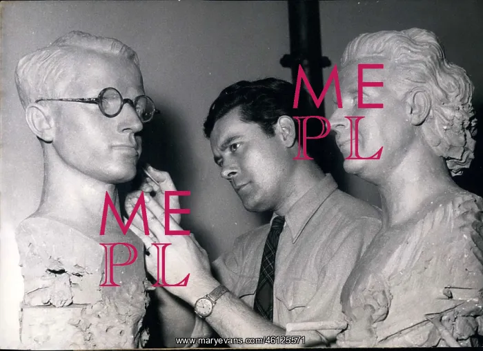 : Maurice Barbieri, sculptor, at work : Maurice Barbieri, sculptor, at work