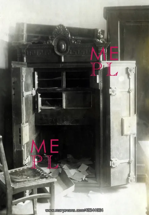 : Max Hoelzl's safe, 1920 : Max Hoelzl's safe, 1920