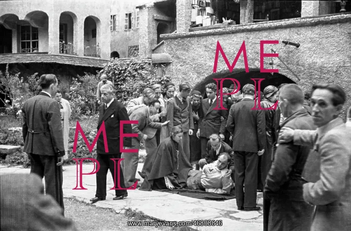 : Max Reinhardt with Paula Wessely and ensemble 1935 : Max Reinhardt with Paula Wessely and ensemble 1935