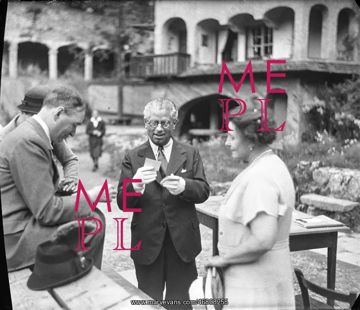 : Max Reinhardt at rehearsing of Faust : Max Reinhardt at rehearsing of Faust