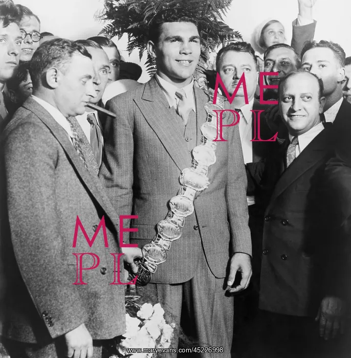 : Max Schmeling (1905-2005), wearing heavyweight ? : Max Schmeling (1905-2005), wearing heavyweight ?