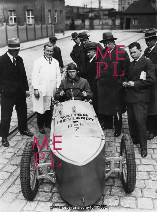 : Max Valier and Dr. Heylandt with the rocket car in Britz, 19 : Max Valier and Dr. Heylandt with the rocket car in Britz, 19