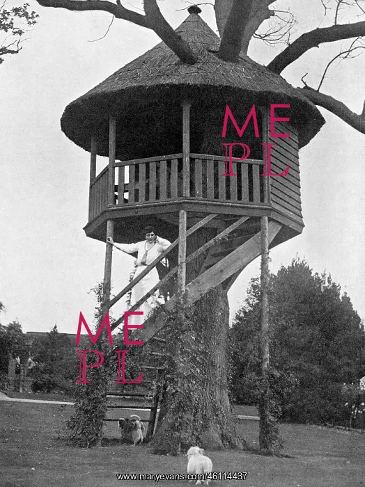 : Maxine Elliott in her garden at Bushey : Maxine Elliott in her garden at Bushey