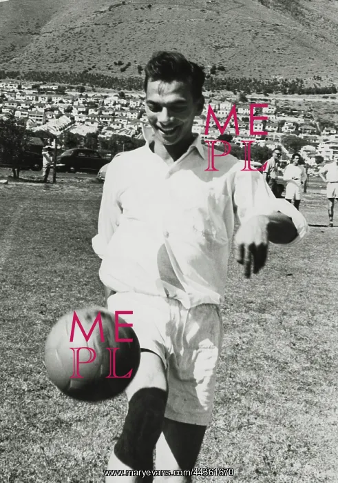 : May 1961 - Joe Fisher inside left. A great opportunist : May 1961 - Joe Fisher inside left. A great opportunist