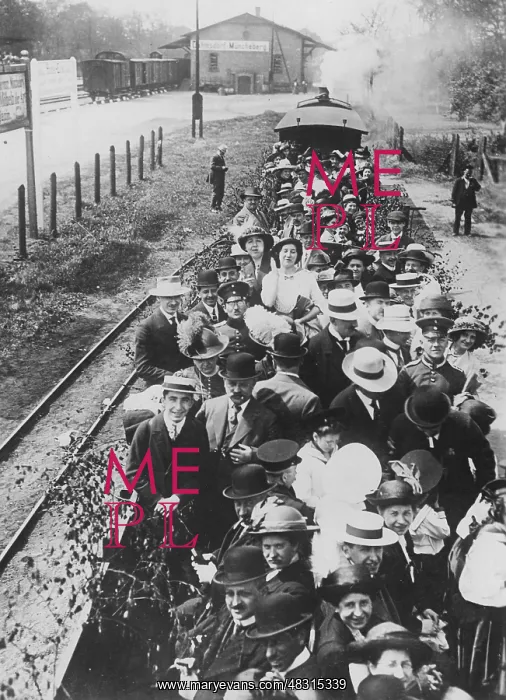 : May Day trippers, 1913 : May Day trippers, 1913