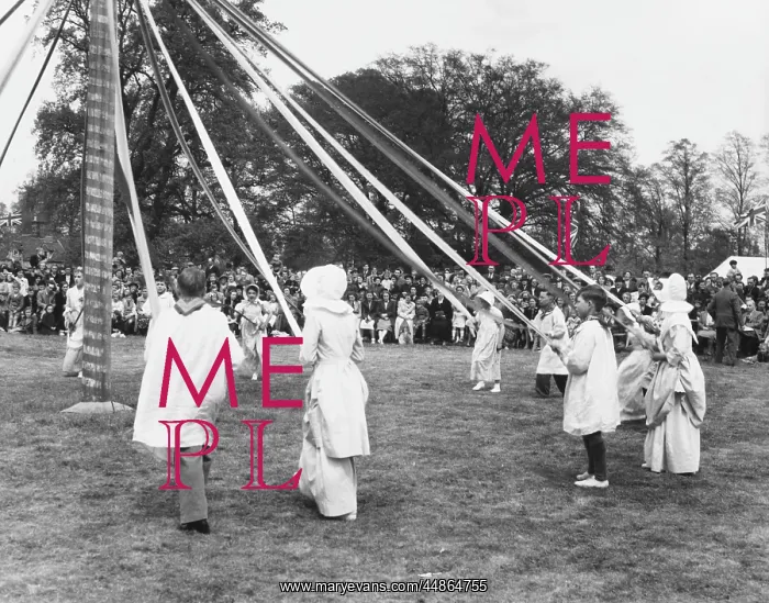 : MAYPOLE DANCING, ICKWELL : MAYPOLE DANCING, ICKWELL