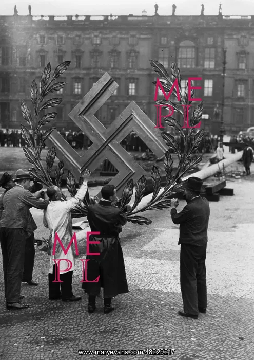 : Maypole setup preparations in Berlin on May 1, 1935 : Maypole setup preparations in Berlin on May 1, 1935