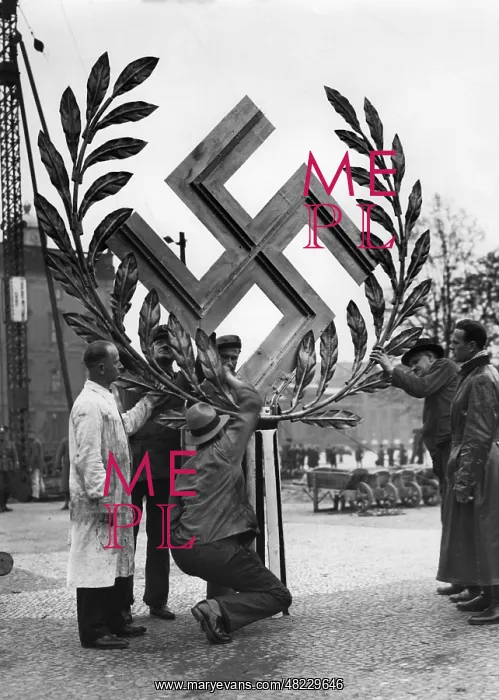 : Maypole setup preparations in Berlin on May 1, 1935 : Maypole setup preparations in Berlin on May 1, 1935