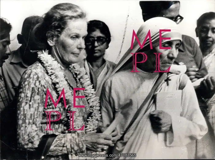 : McNamara Visits Indian Slums : McNamara Visits Indian Slums