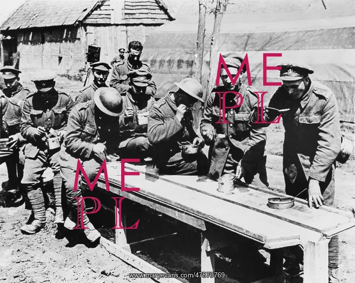 : Mealtime at the front in 1917 : Mealtime at the front in 1917