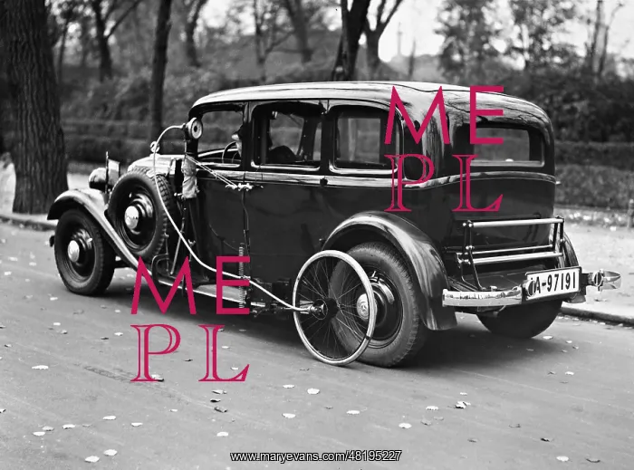 : Measuring the braking distance of a car, 1934 : Measuring the braking distance of a car, 1934