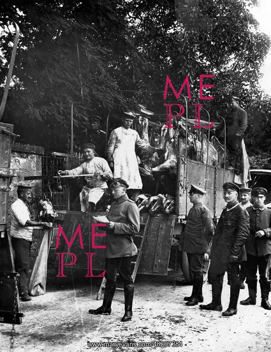: Meat distribution to German soldiers, 1915 : Meat distribution to German soldiers, 1915