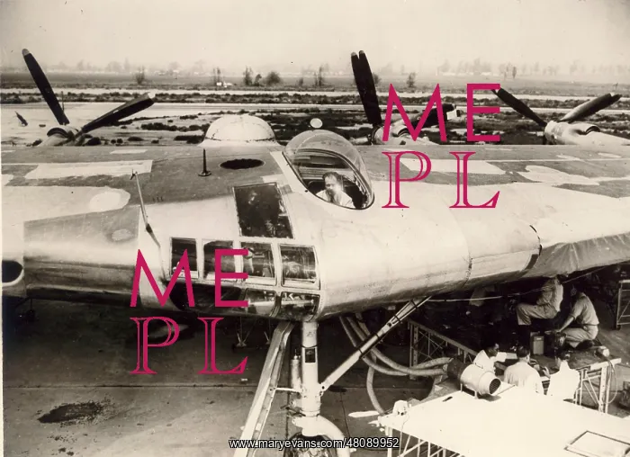 : Mecahnics prepare the Northrop XB-35 for its first flight : Mecahnics prepare the Northrop XB-35 for its first flight