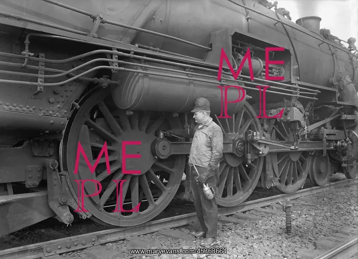 : Mechanic servicing a railway steam engine in 1924 : Mechanic servicing a railway steam engine in 1924