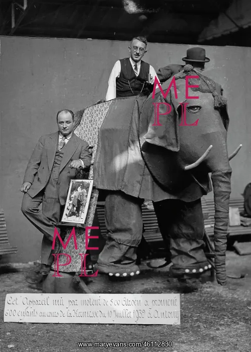 : Mechanical elephant on the inventor : Mechanical elephant on the inventor