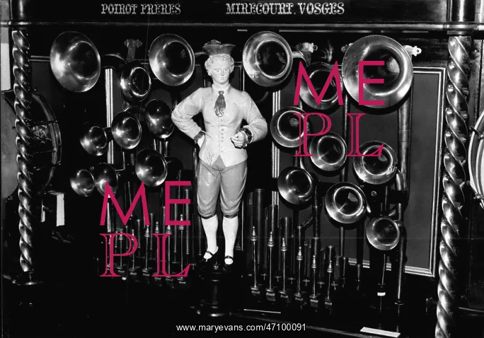 : Mechanical musical instrument on show in Paris : Mechanical musical instrument on show in Paris