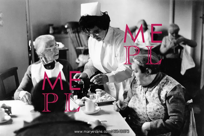 : Medication time at old people's home : Medication time at old people's home
