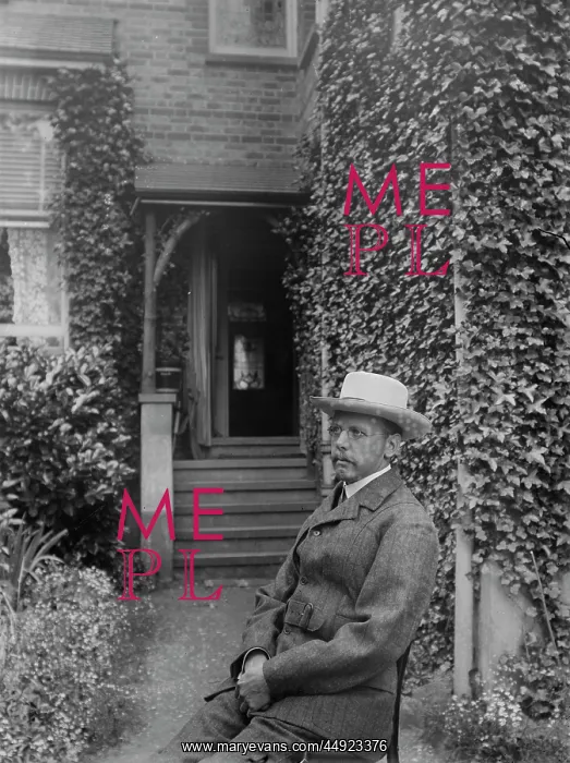 : Medomsley House, Sidcup - E R Taylor in Garden : Medomsley House, Sidcup - E R Taylor in Garden