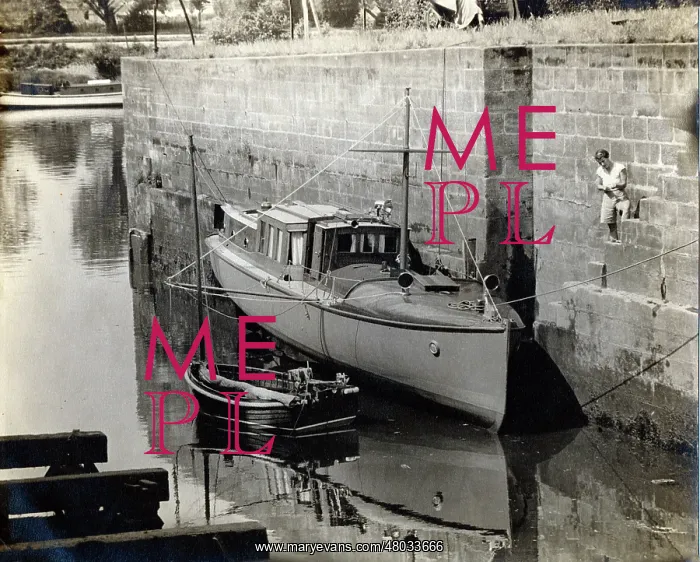  : Medusa in the opening to Cubitts Dock
