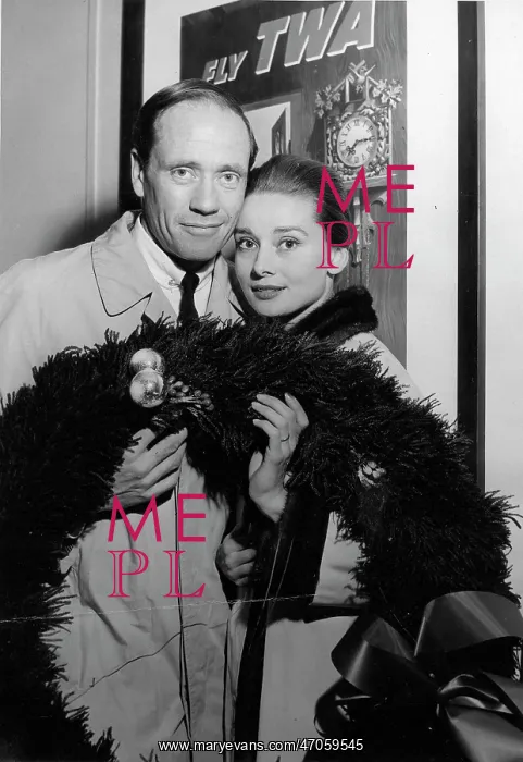 : Mel Ferrer and Audrey Hepburn with Christmas wreath : Mel Ferrer and Audrey Hepburn with Christmas wreath