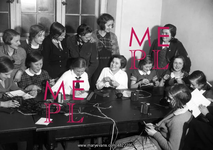 : Members of the BDM doing handicrafts, 1934 : Members of the BDM doing handicrafts, 1934