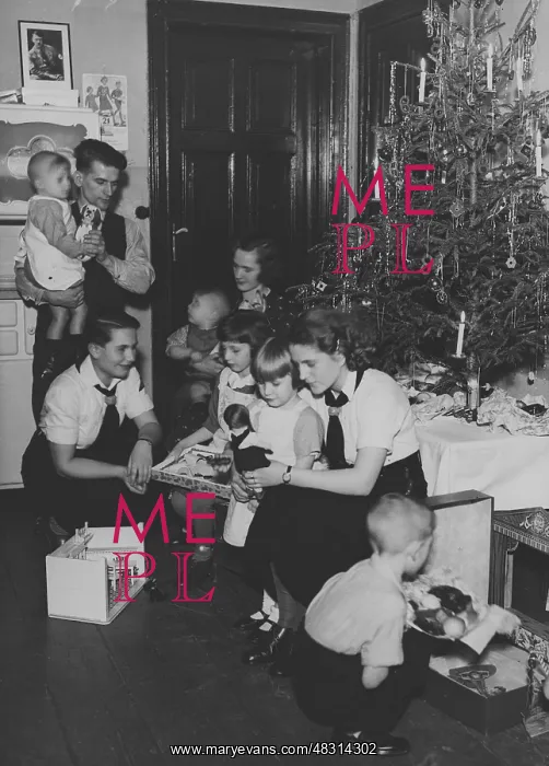: Members of the BDM help a family at Christmas, 1936 : Members of the BDM help a family at Christmas, 1936